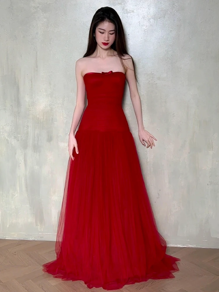 結婚式で「モード系」を実現するには、赤いビスチェロングドレスが鍵？