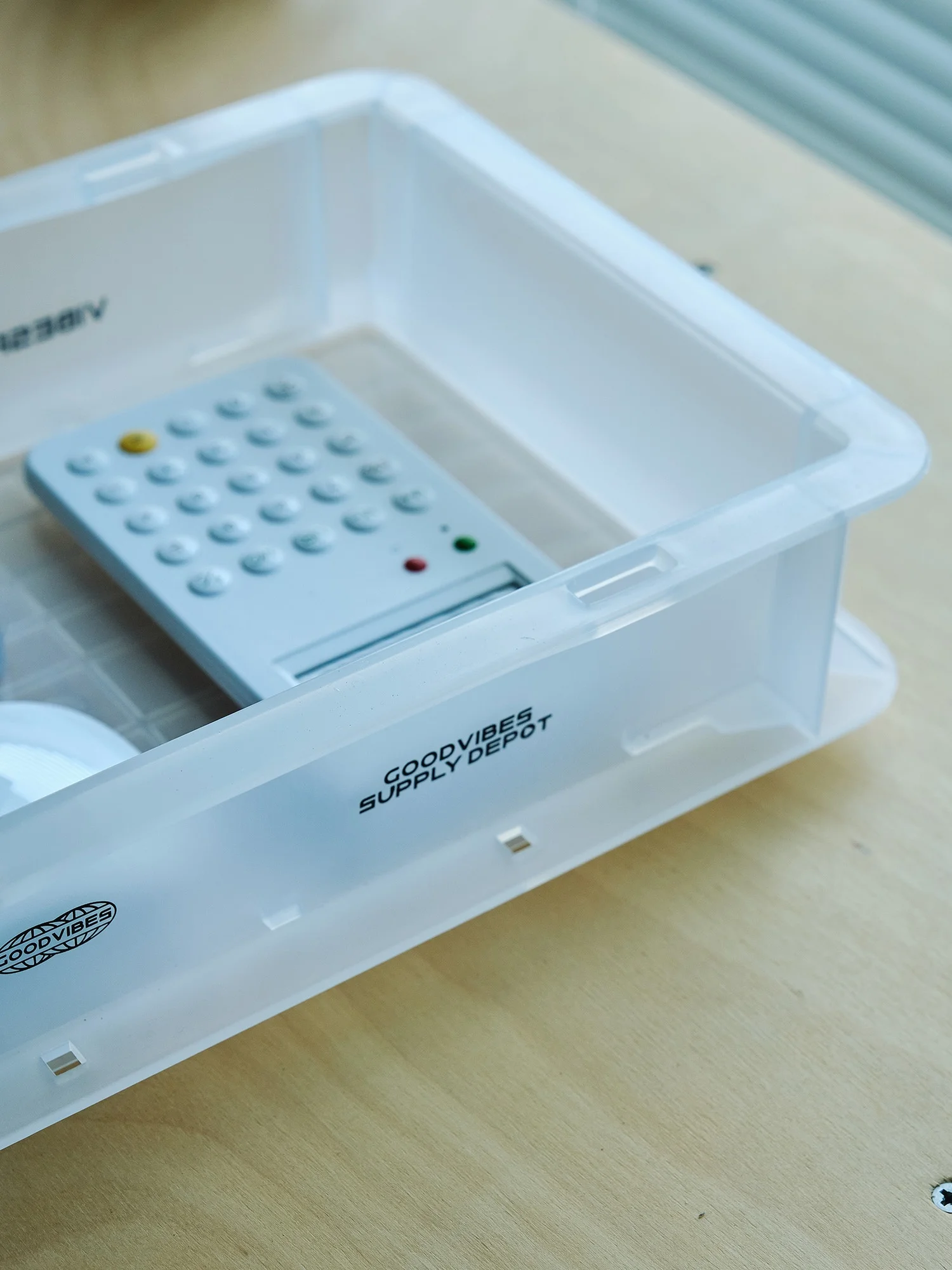 透明整理ボックス VIBESPACE 2307：デスクトップ用の高耐久プラスチック製収納ケース