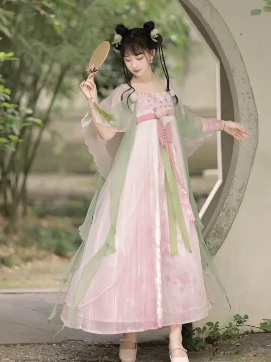 可愛らしい春を感じるピンクの胸元デザインの古装風ドレス【長袖・優雅なスタイル】