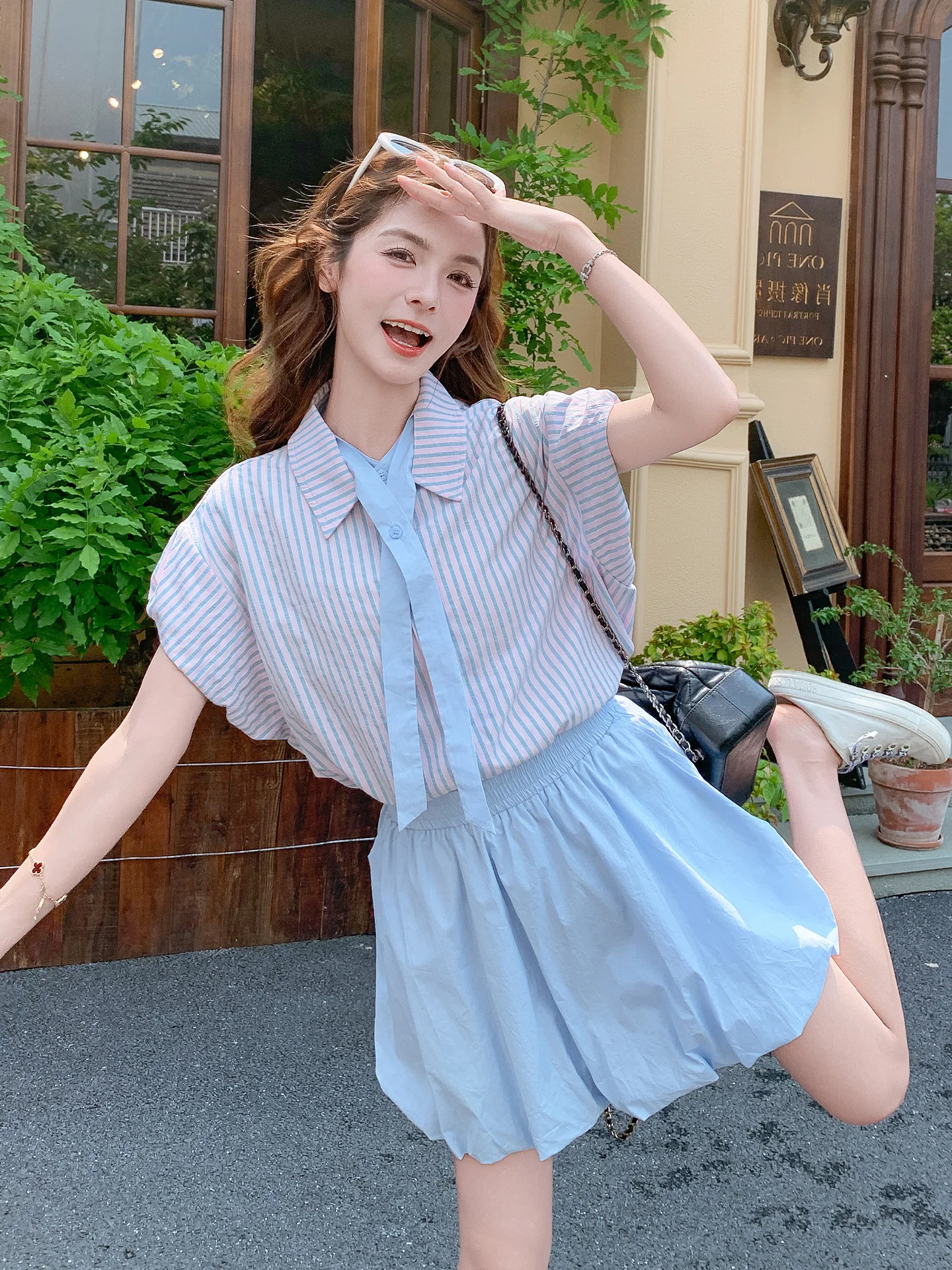 ボーイッシュ女子が「かっこいい」になるための1つのコツは？ブルーの学院風トレンドコーデで自然にスタイルを完成