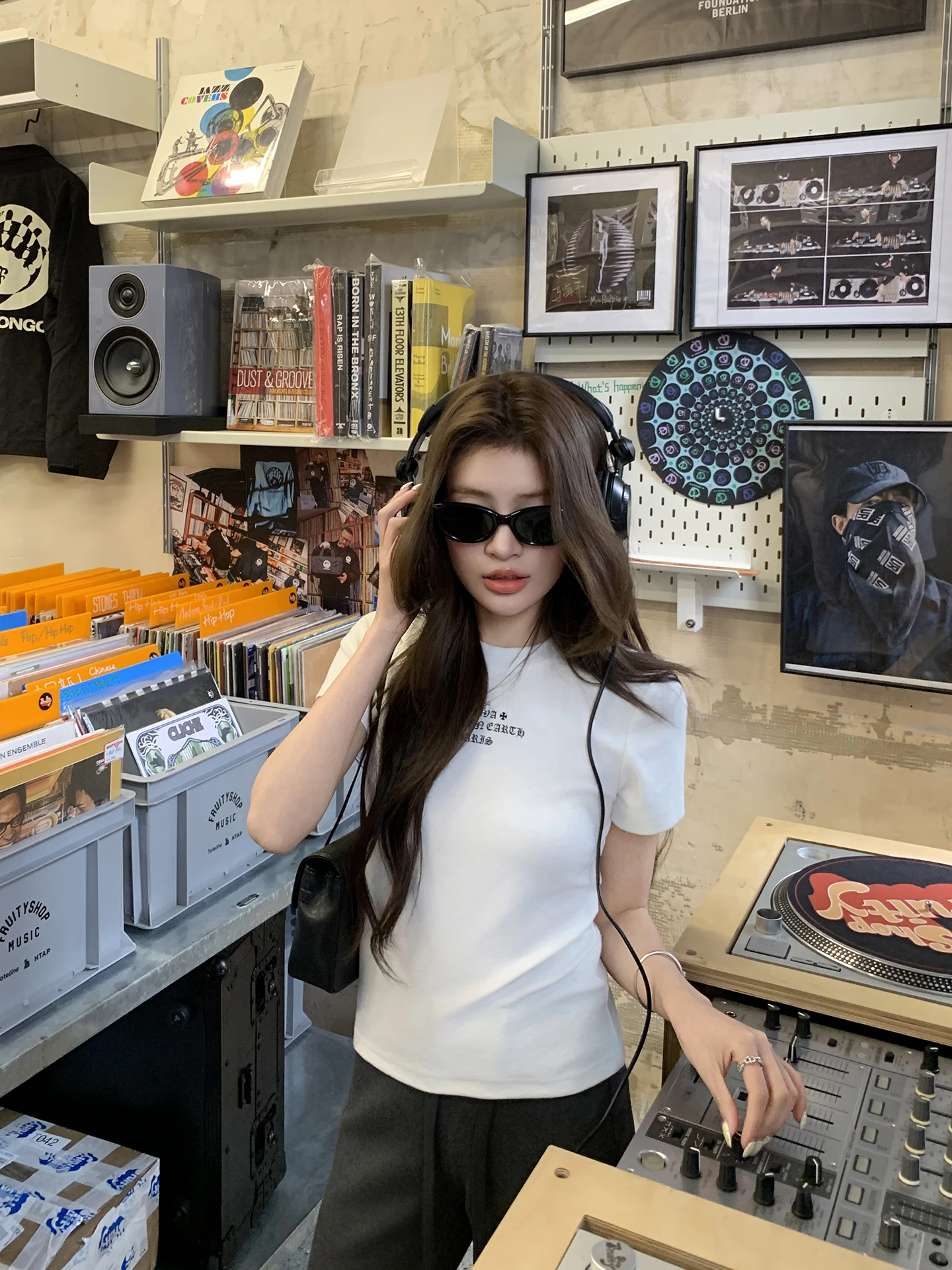 人気のモード系Tシャツとは？辣妹風の夏の1着で、日常を彩る秘密のスタイルとは？
