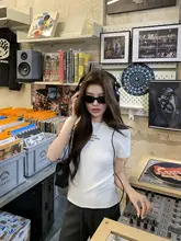 トレンドロゴプリントのフィット型半袖Tシャツ【夏用・女性・おしゃれ】