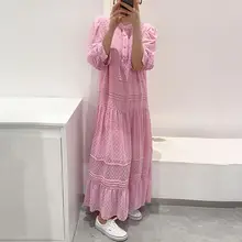 柔らかなピンクの立体ドットデザイン ラウンドネックのバブルスリーブドレス【フリル付き・ゆったりシルエット】