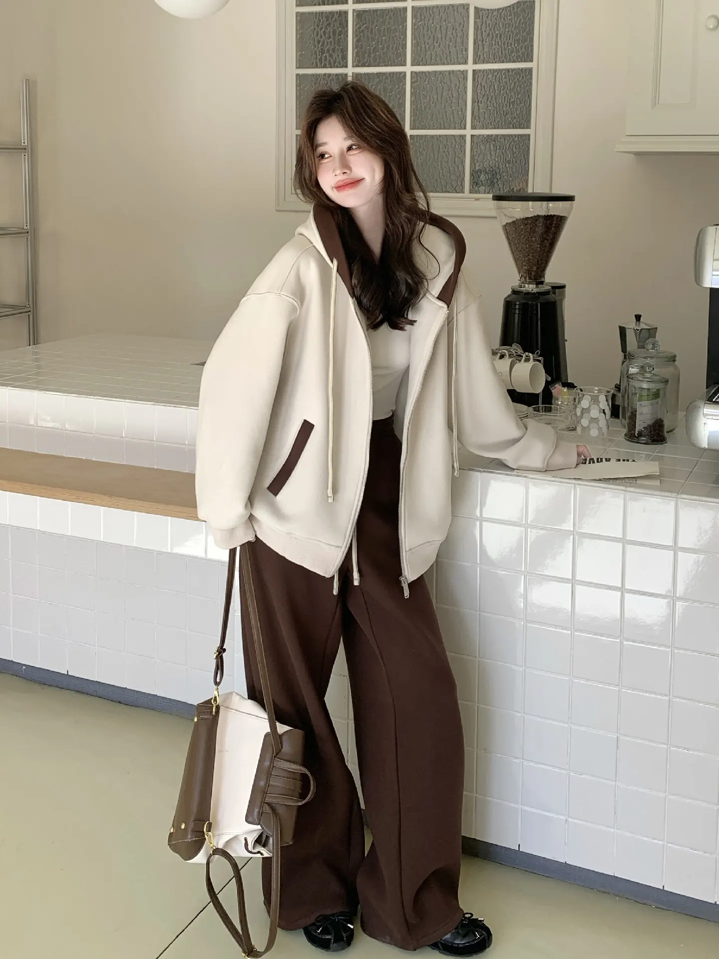 かわいいファッションをどう選ぶ？フード付きルーズパーカーとストレートパンツのセットアップが解決する30代・40代の日常