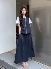 ダークブルーのカジュアルベストとスカート、白いTシャツの女性用コーディネート（セットアップ対応）