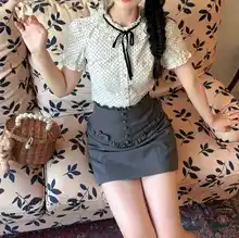 波点デザインのレイヤードフリルサテンブラウス【リボン付き・ウエスト絞り・パフスリーブ】