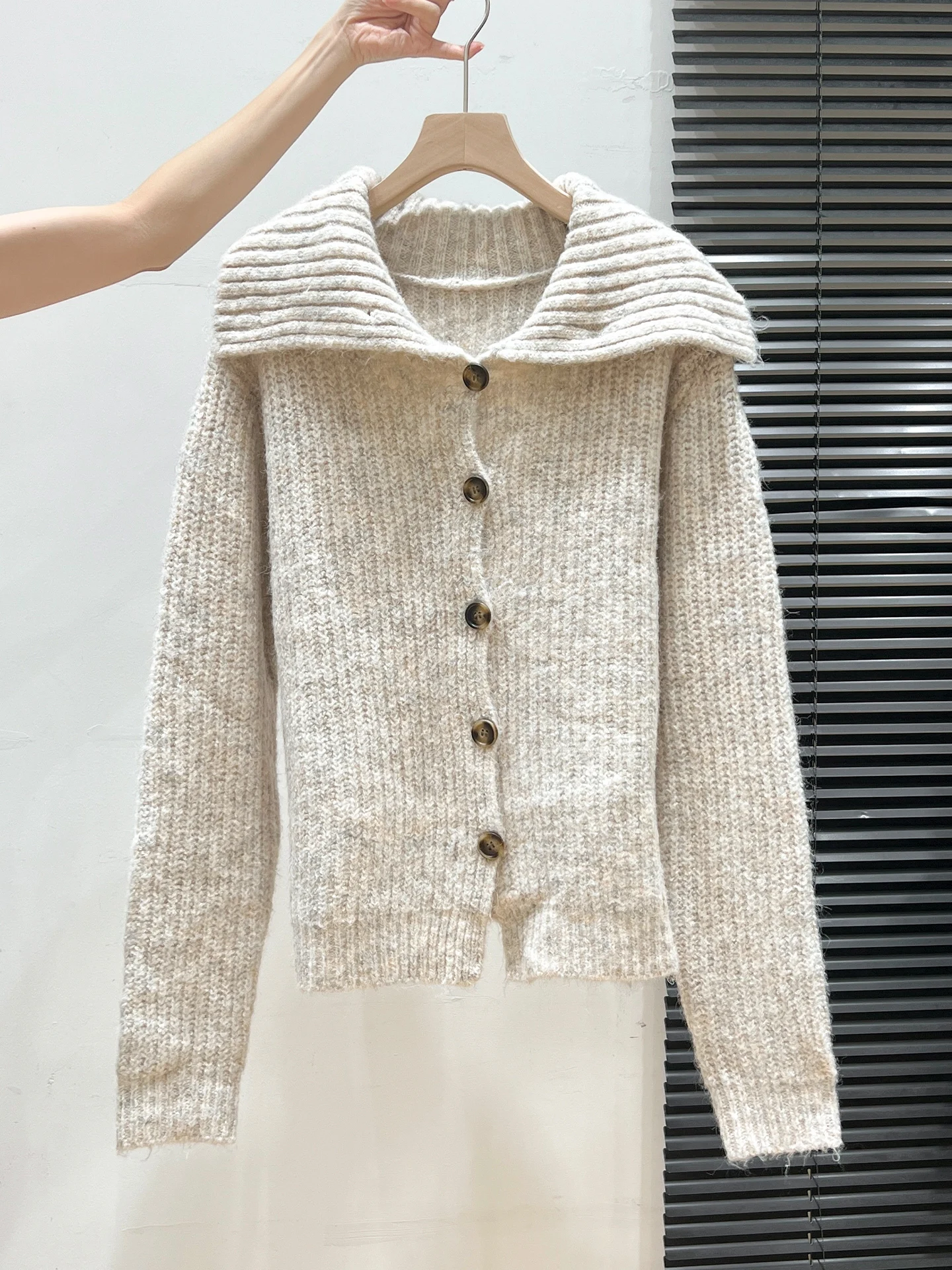 カーディガンの中に入れる服は、本当にどう選ぶ？