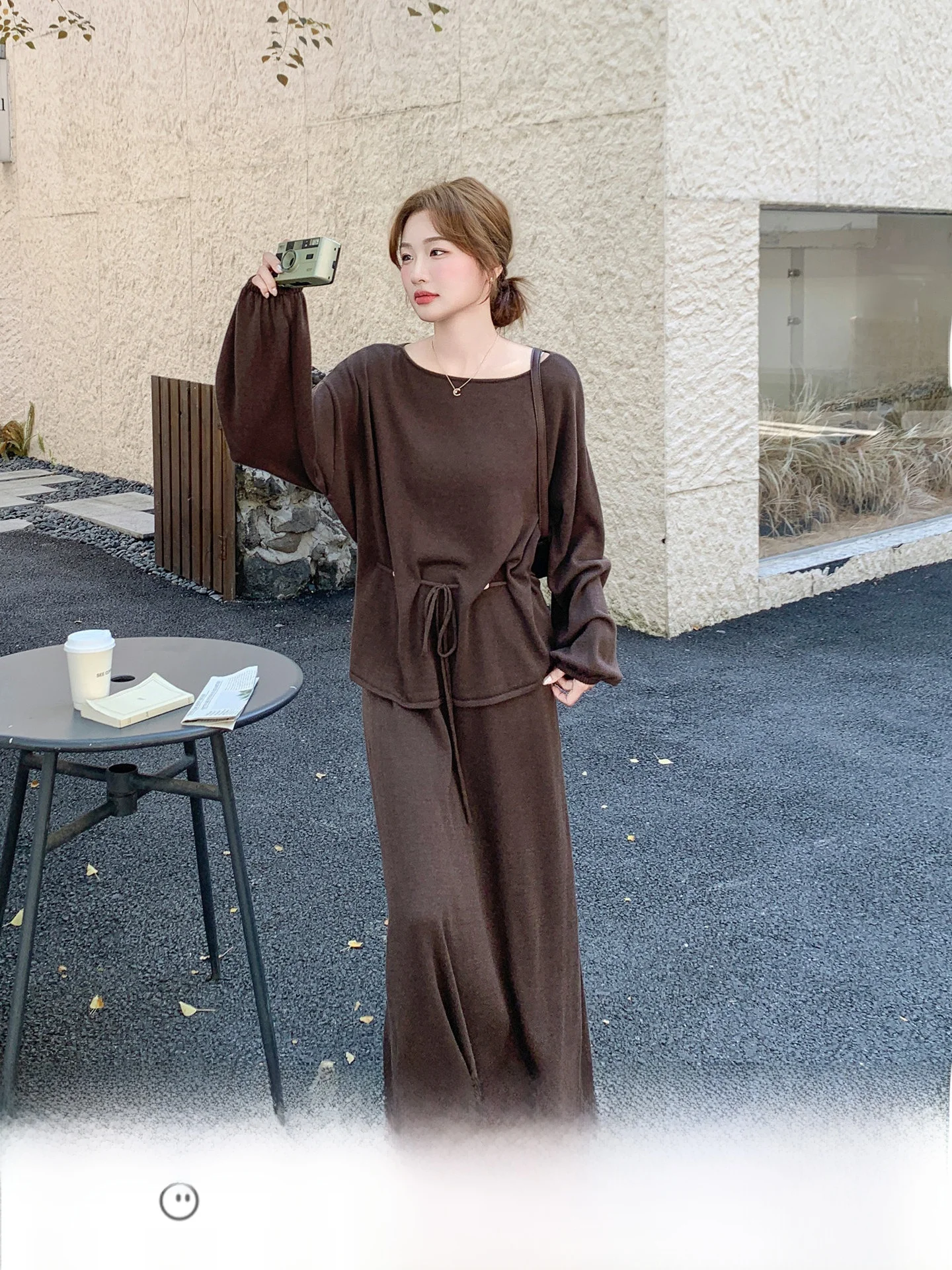 コーヒーカラーのレトロ風メラードニットトップスと半身スカートセット：春服コーデの季節感と着心地を実証