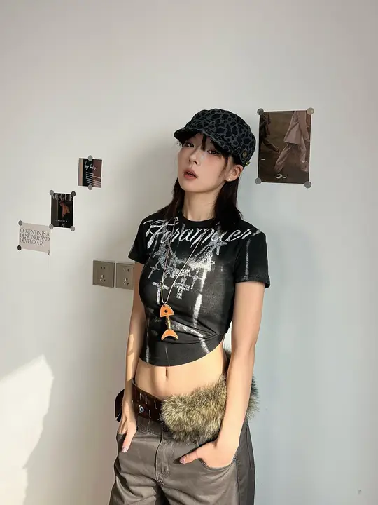 アメリカンレトロ クロスデザインのカジュアルTシャツ【女性用・ショートスリーブ・ミレニアルスタイル】