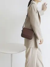 シンプルなデザインのレザーショルダーバッグ【牛皮・斜め掛け・ヴィンテージ風】