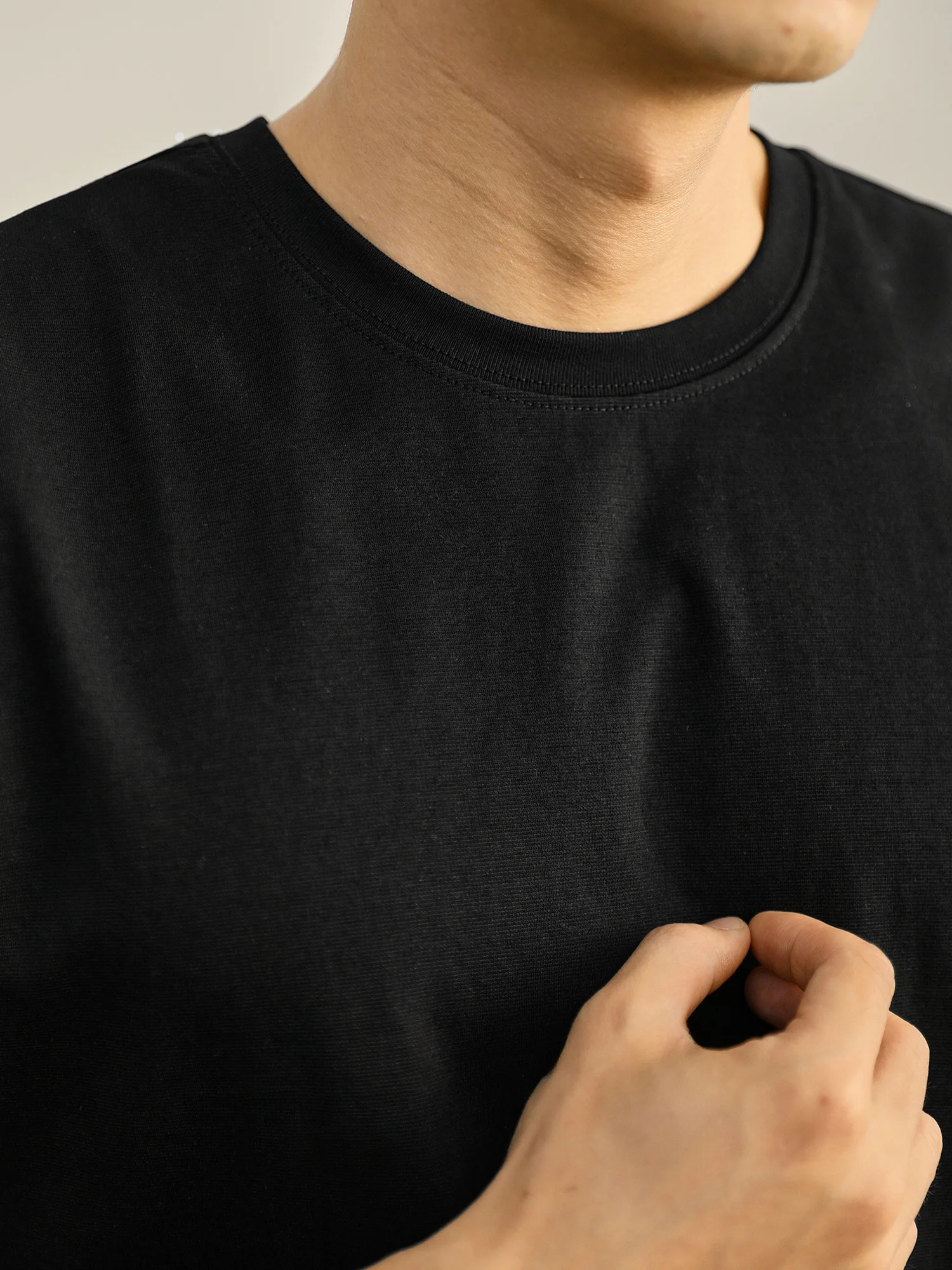 黒白クラシックノースリーブTシャツ：通勤・重ね着に最適な透湿性素材の実用性
