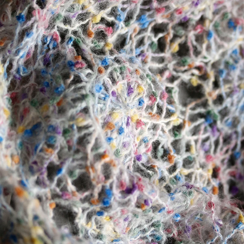 刺繍デザインの透け感ある毛糸編み生地：民族風多色ステッチニットの実用性と使い分け