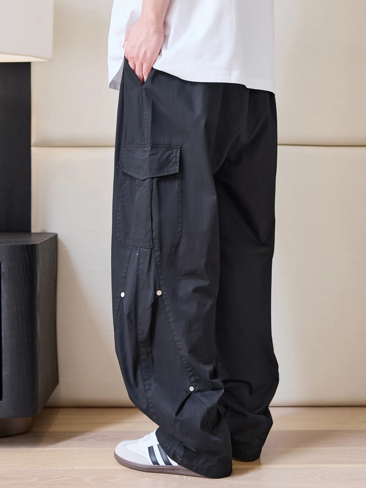 トラックパンツ ナイロンを選ぶべきタイミングは？THE PANGのワイドストレート工装パンツが答えを教えてくれる