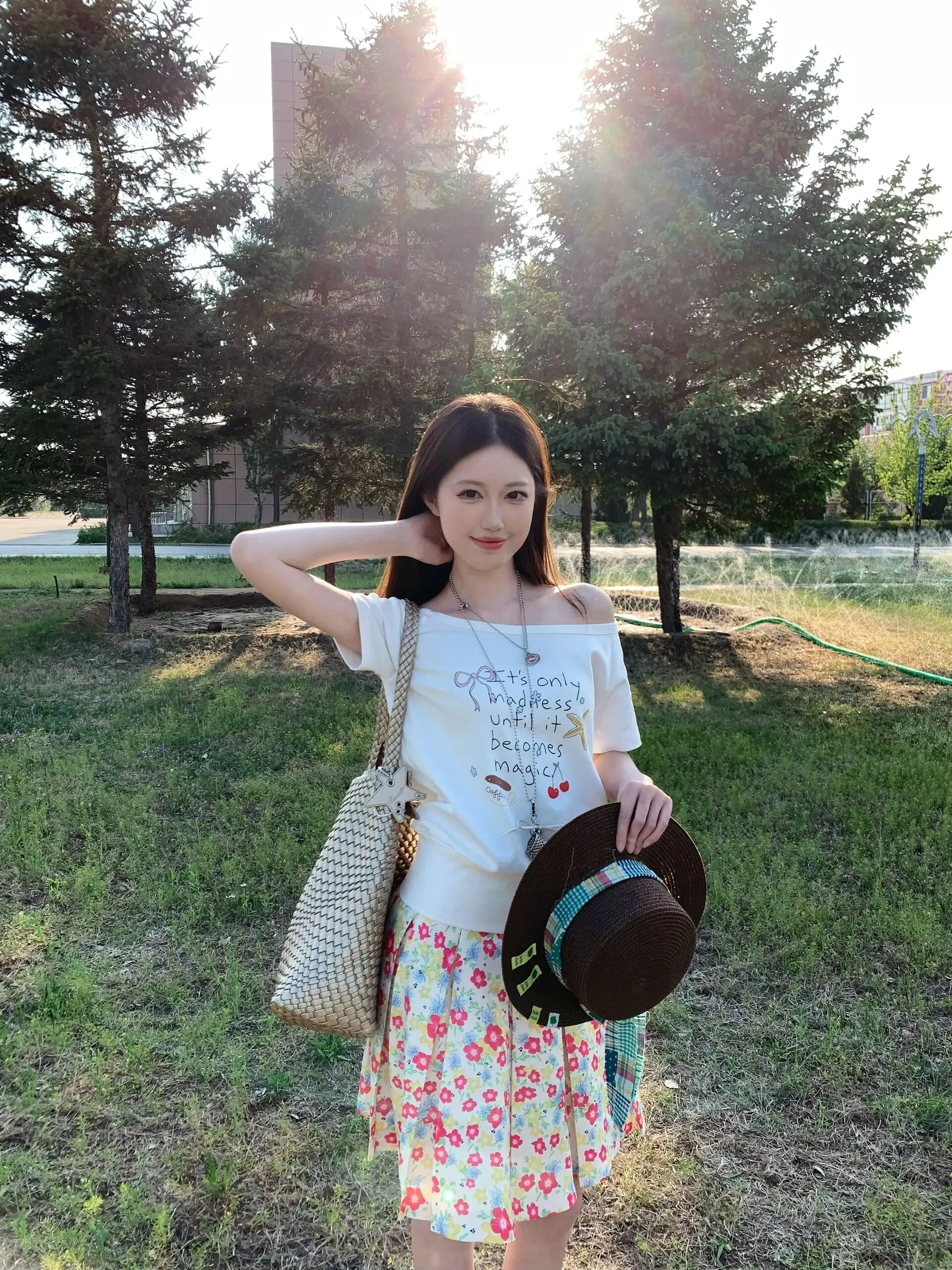 プリーツスカートを夏に活かすには？小花柄のリゾート風スカートが解決する3つの悩み
