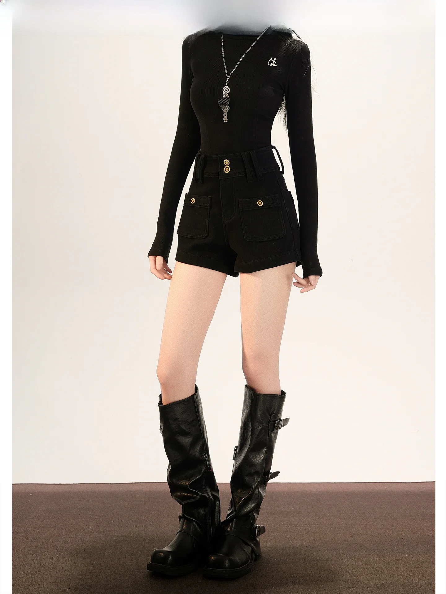 地雷系ファッション レディースの定義と高級感あるブラックハイウエストブーツカットショートパンツの実用性