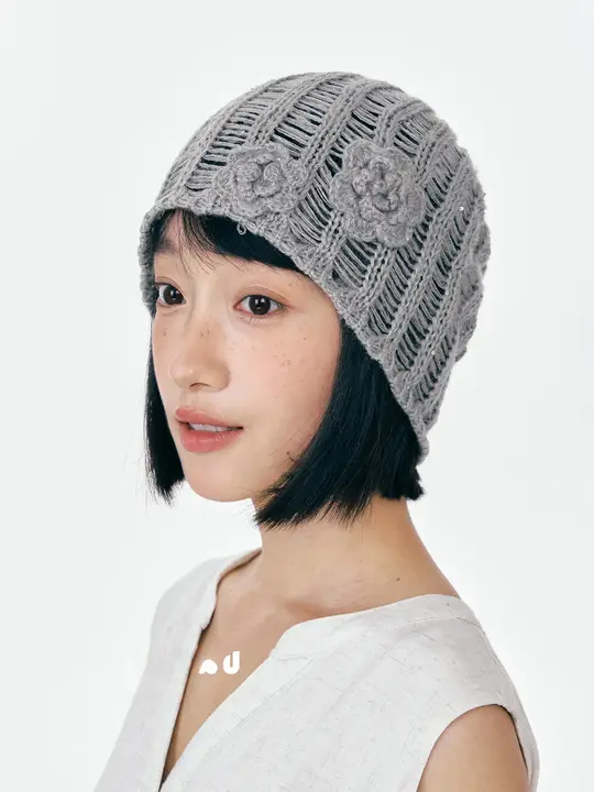 立体花モチーフのニット帽【女性用・透かし編み・ファッション・甘さとクールさを兼ね備え】