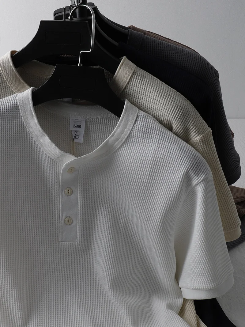 ワッフルヘンリーネックTシャツは、どんな場面で着るべき？