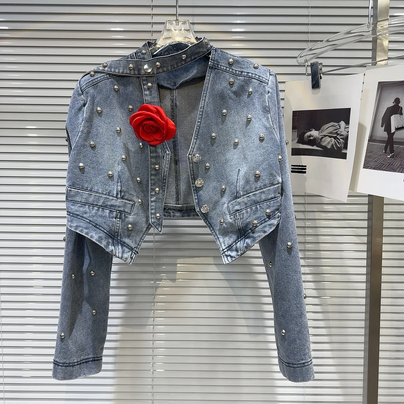 40代の個性を出すファッションは、今流行ってる「花柄ネクタイ付きデニムジャケット」から始める？