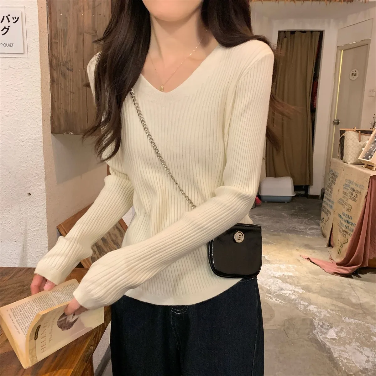 ニットカーディガン コーデの完全ガイド：Vネック・スリムフィットで失敗しない着こなし