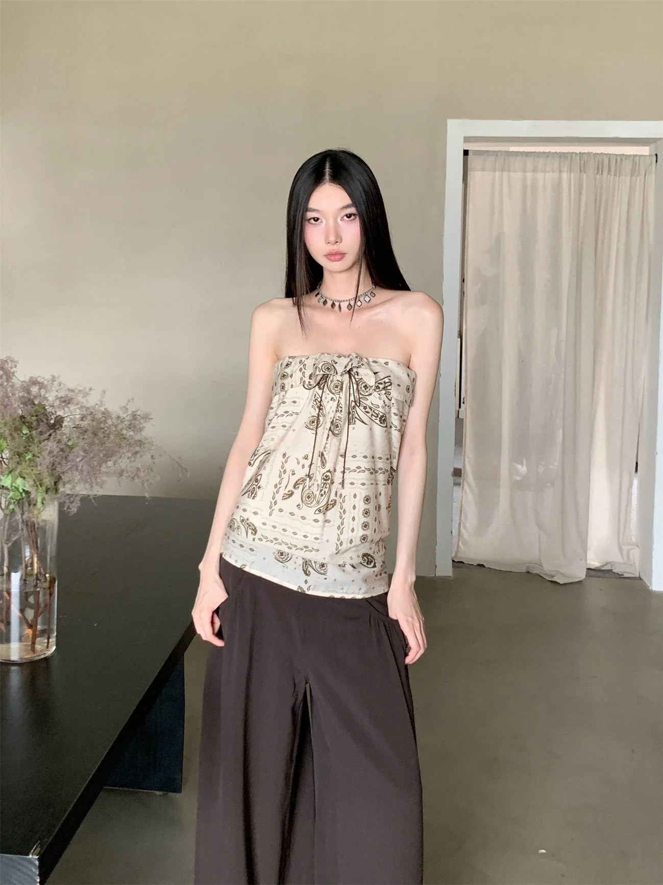 したデザインのシルク混カシュクールブラウス：パイナップル花柄のチュニック＆スカート兼用性を実証