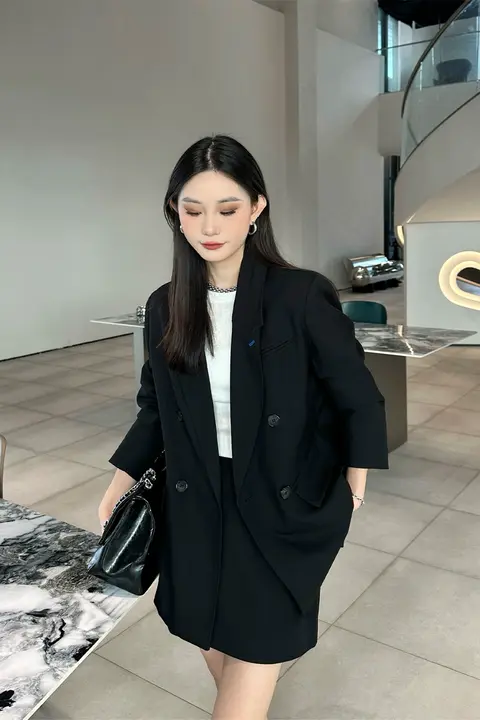 フレンチスタイルのレディーススーツセット【ゆったりシルエット・小柄対応・スリム外套・スリムスカート】