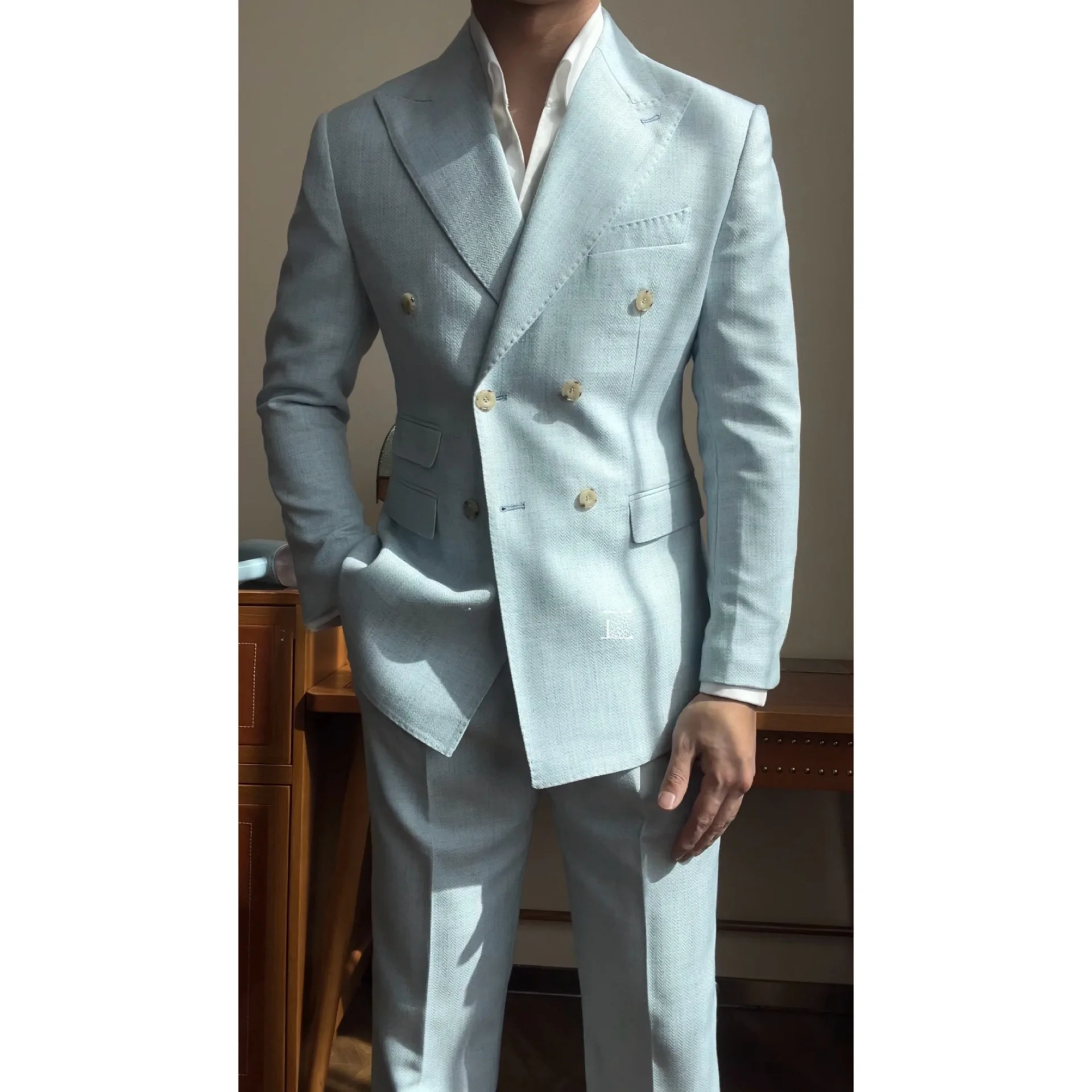 結婚式 スーツ グレー おすすめのカジュアルスーツスタイルとは？