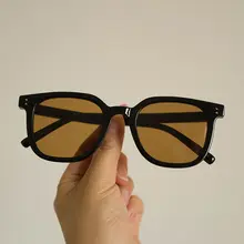ユニセックス シンプルデザインのスクエアサングラス【UVカット・日差し対策】