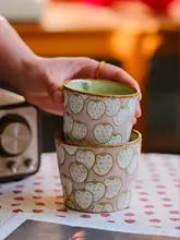 手描きストロベリーの陶器製カフェカップ【レトロデザイン・ピンク】