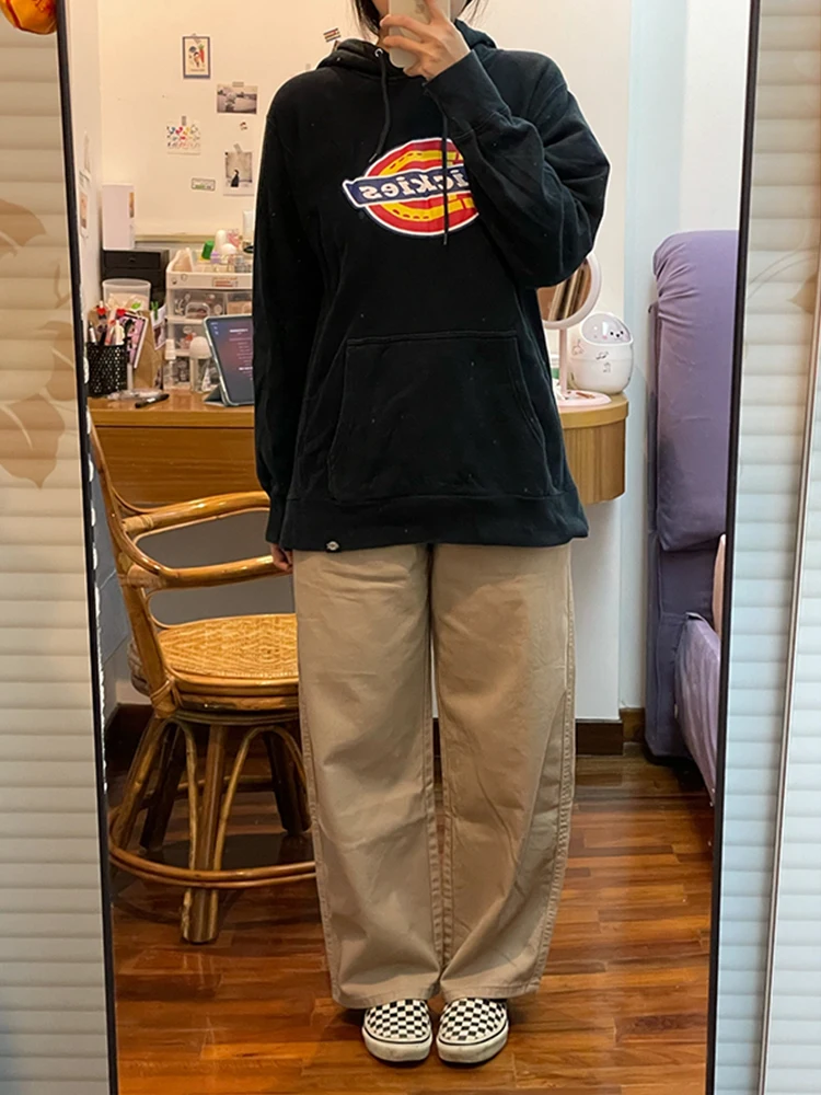 ブラックデニム コーデ | カジュアルなシーンにおける色使いとフィット感のバランス