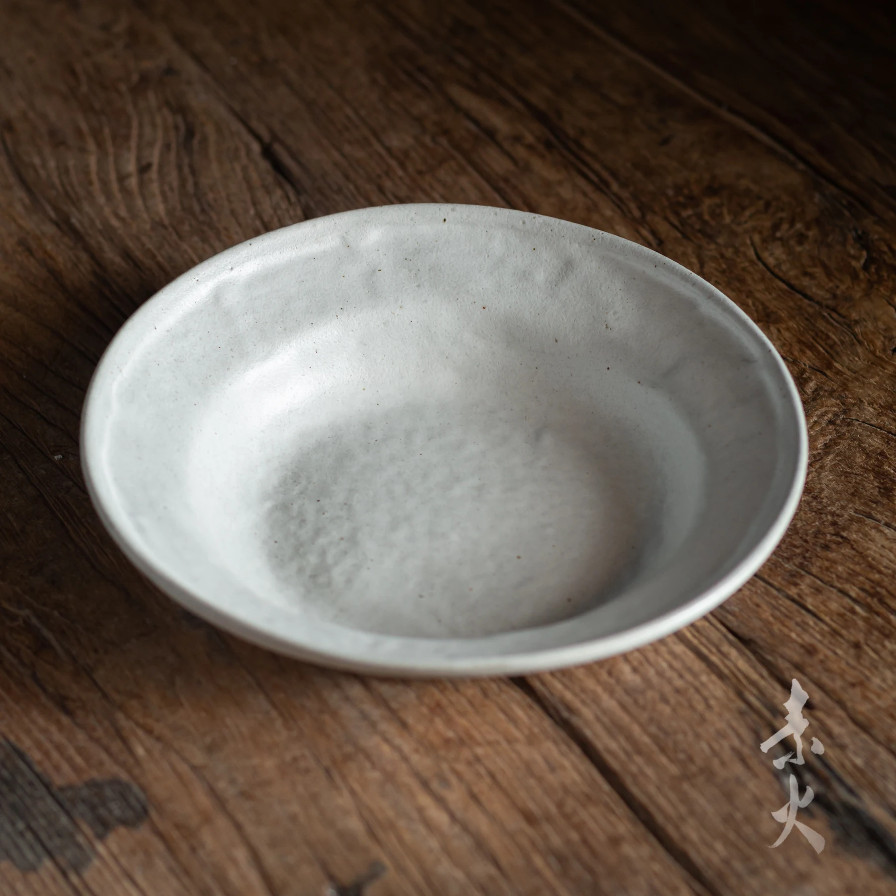 手作りのヴィンテージ粗陶ディーププレート：和風食器としての実用性とデザインのバランス