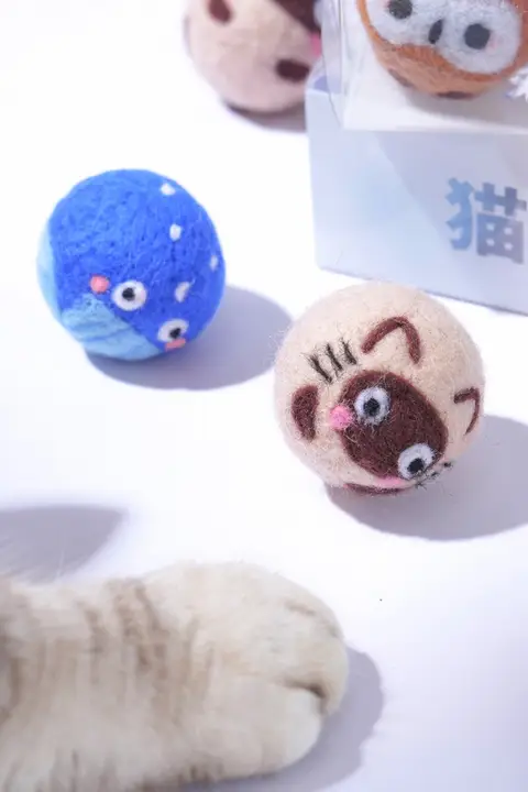 手作りの純羊毛猫形おもちゃボール【静音・猫じゃらし用・楽しさアップ】