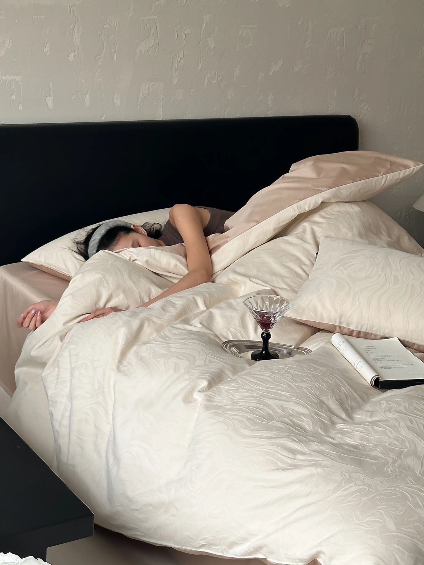 フラットシーツを選ぶべきなのか？実は、これ1つでベッドの雰囲気を完全に変える