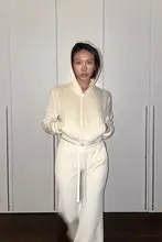 流行色のレトロ風ベロアショートパーカーとローウエストフレアパンツ（セットアップ対応）
