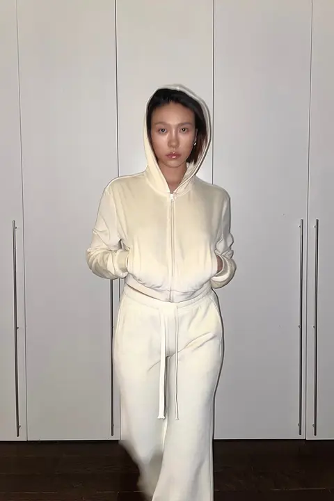 流行色のレトロ風ベロアショートパーカーとローウエストフレアパンツ（セットアップ対応）