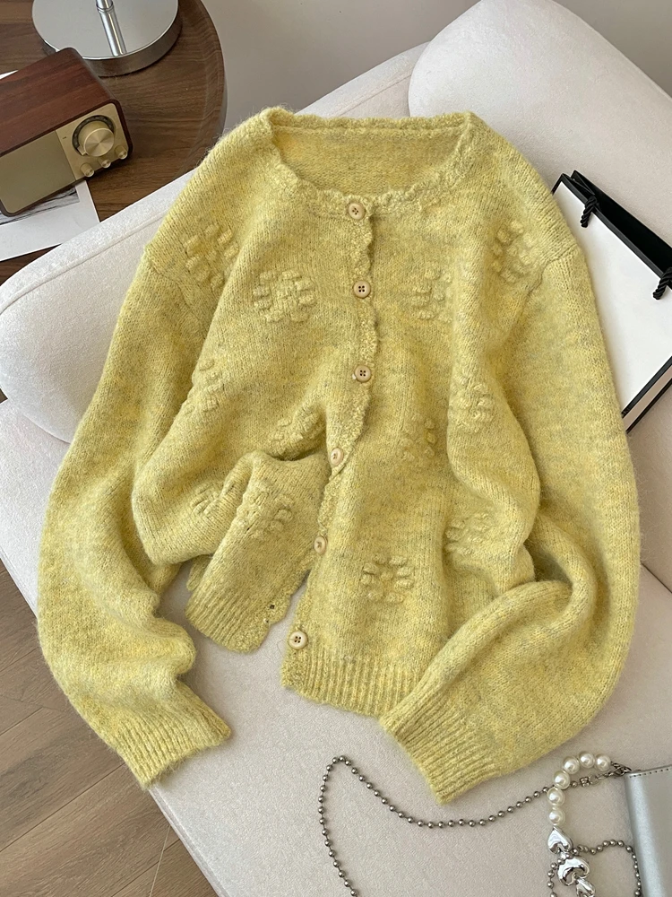 ゆったりとしたニットカーディガン【ハンド刺繍・ラウンドネック】：春の日常着としての実用性とデザインバランスを解説