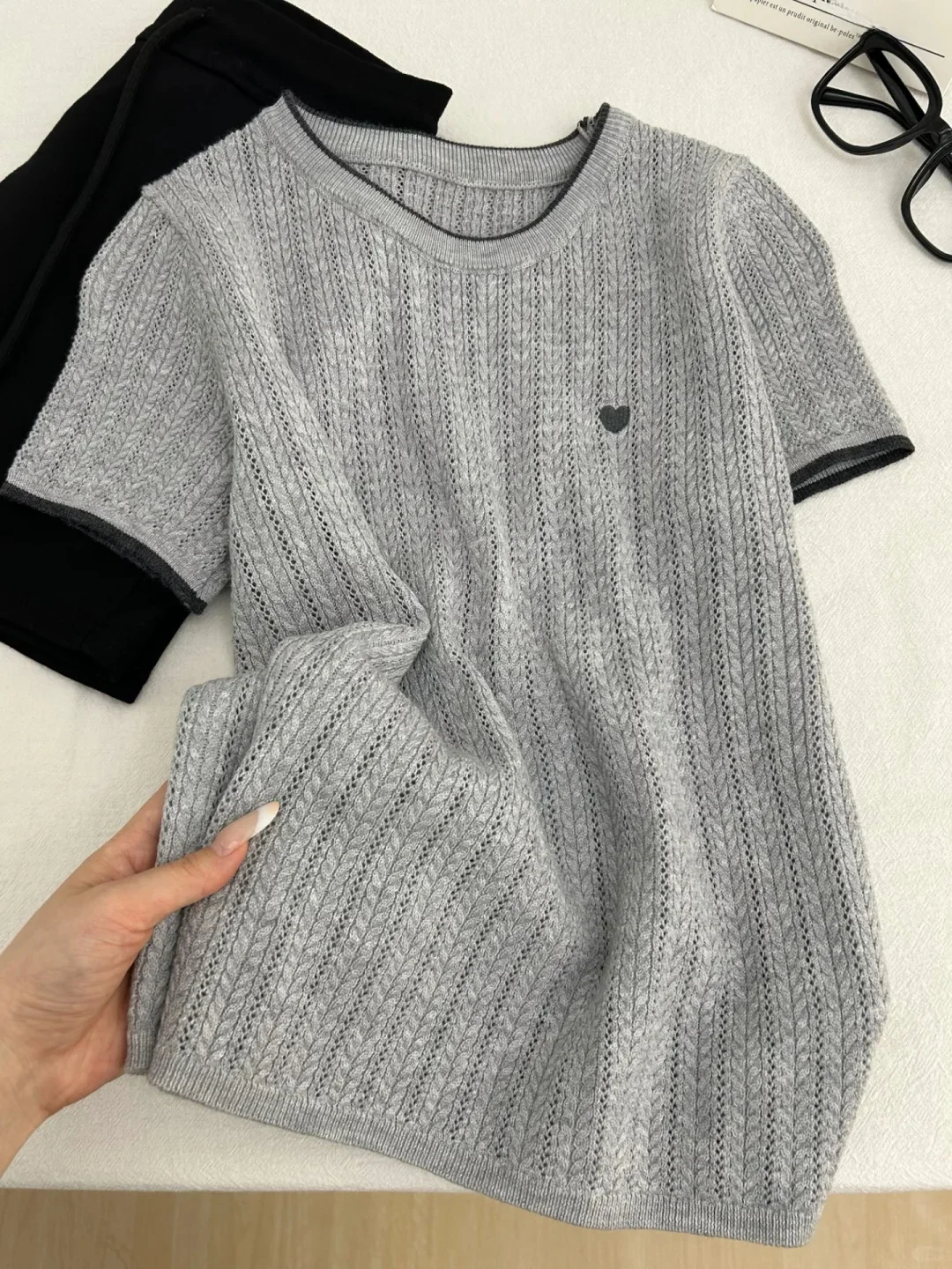 ステッチニットとは？学院風の透かし編みニットTシャツが提供する実用性とデザインのバランス
