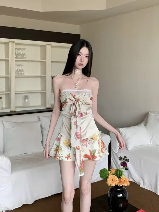セクシービスチェトップとフラワープリントミニスカートのコーディネート（セットアップ対応）
