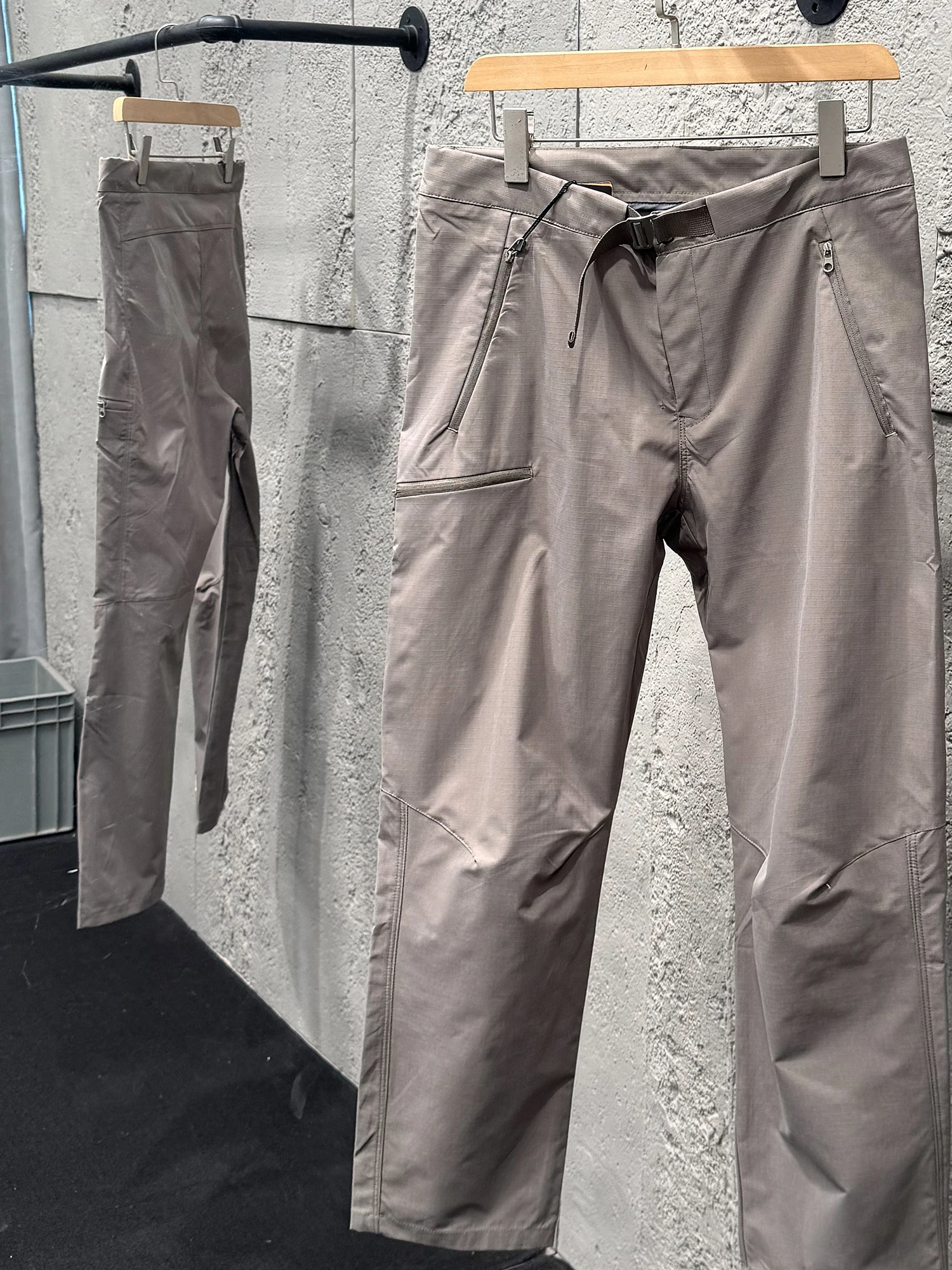 アウトドア パンツ メンズ どう選ぶ？通気性と軽量が融合した「春夏用軽量パンツ」の本物の使い勝手とは