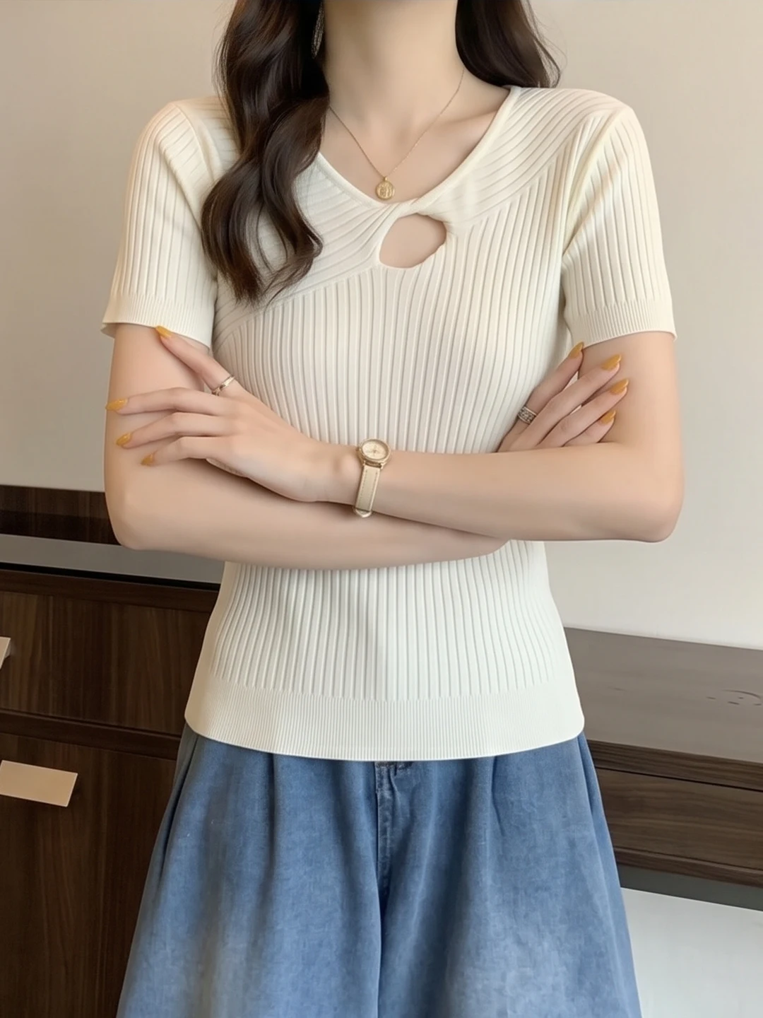 透かし編みニットを夏に着るなら、どう選ぶ？
