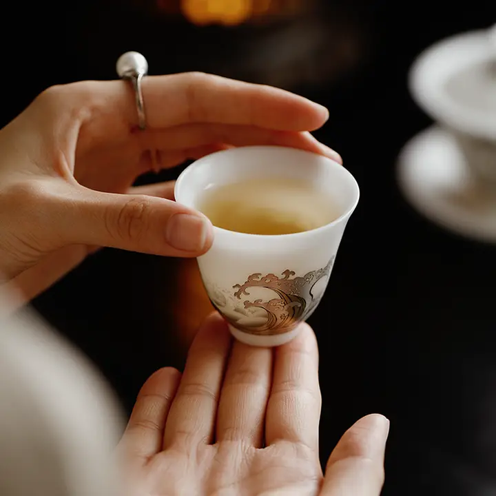 高級磁器製 観潮デザインの茶杯【金銀のアクセント・ギフトに最適】