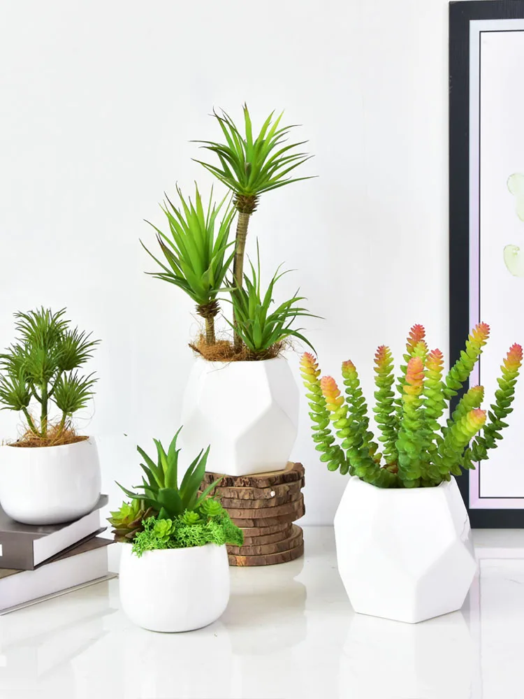 おうち時間を豊かにするおすすめアイテム｜リアルな造花と陶器花瓶のバランスガイド