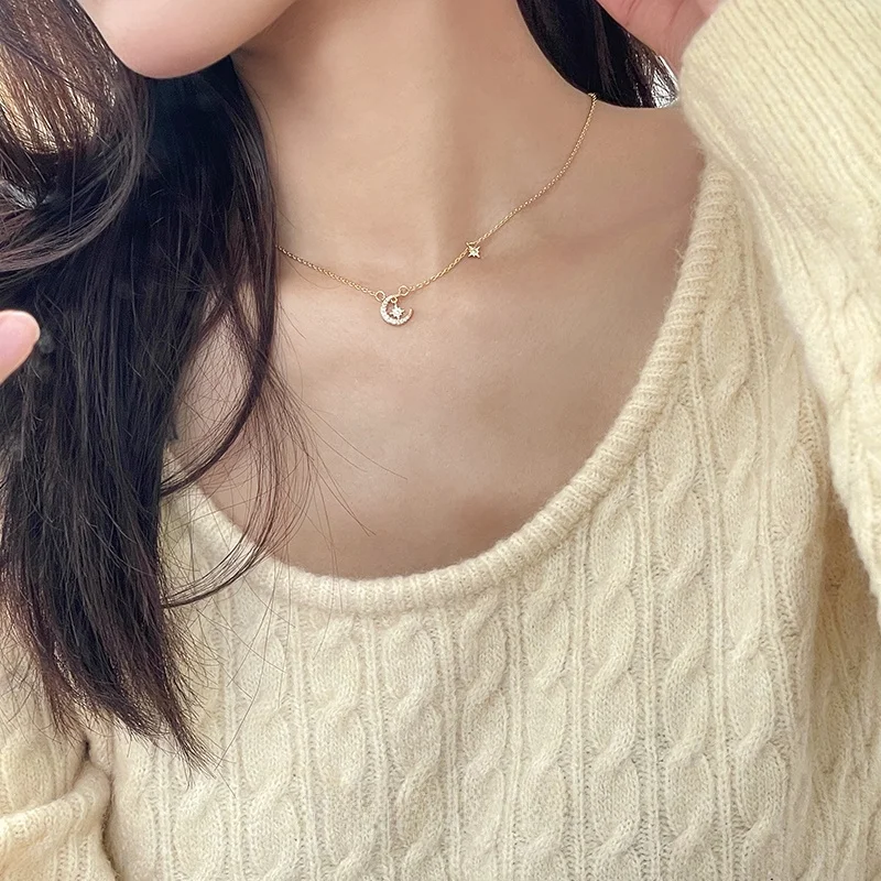 高級感ある月のデザインネックレス：高校生女性向けのシンプルで多用途なアクセサリー