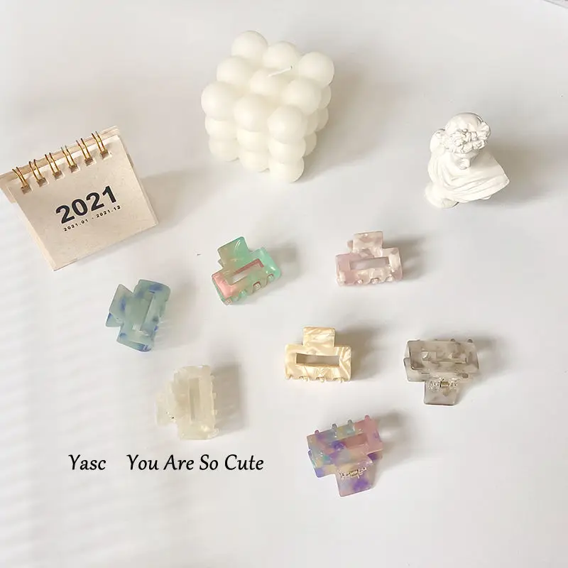 前髪斜め分けに最適なミニヘアクリップ：アセテート製かわいいデザインの実用性と使い方