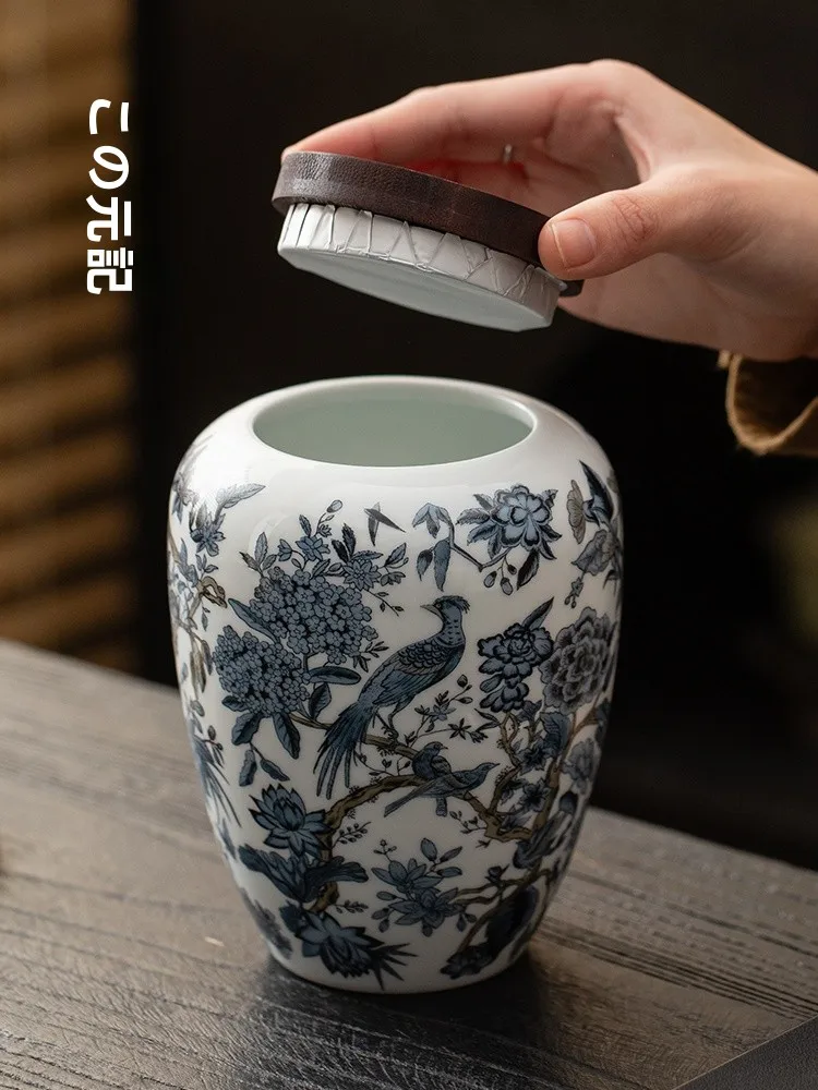 青花模様の茶葉缶を選ぶべき理由は？和風インテリアに合う高級感のあるアイテムとは