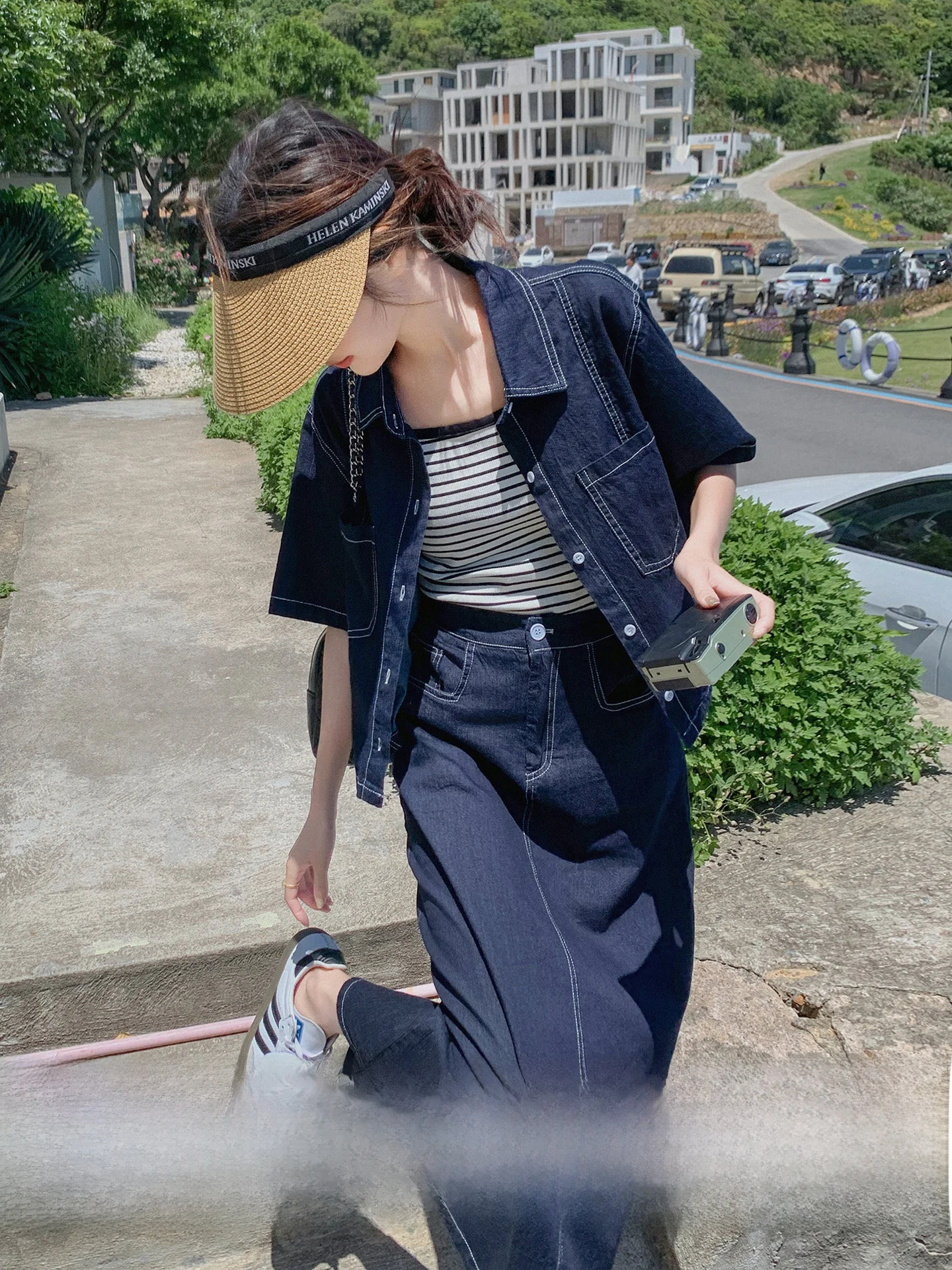 40代の女性にぴったりなカジュアルデニムコーデは、この「深い青の薄手デニムシャツ」から始める？