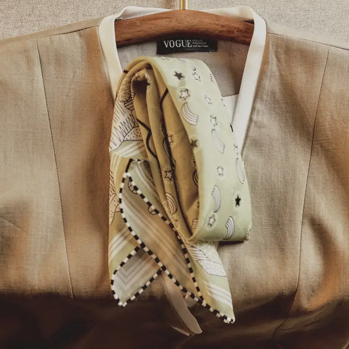 高級感ある純絹ストライプスカーフ【女性用・首巻き対応・洗練されたデザイン】