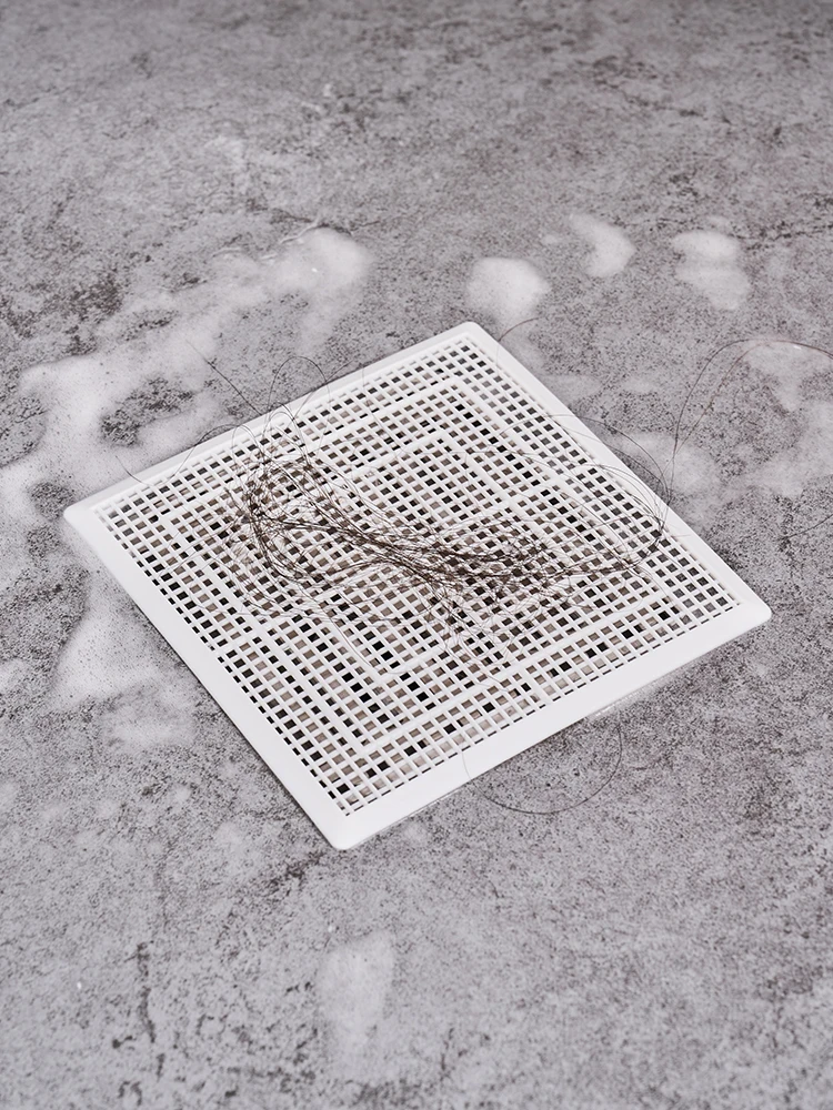 浴室の排水口に髪の毛が詰まるのは、本当に辛い…どうやって防ぐ？