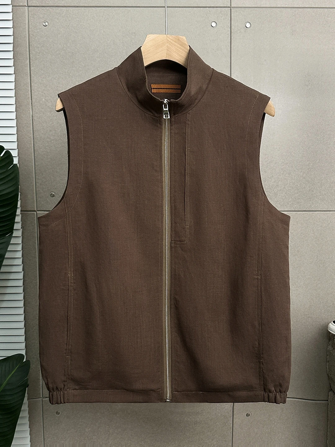 ライセリック麻製ベスト：男の服肩幅に適したビジネスカジュアルの着こなし方