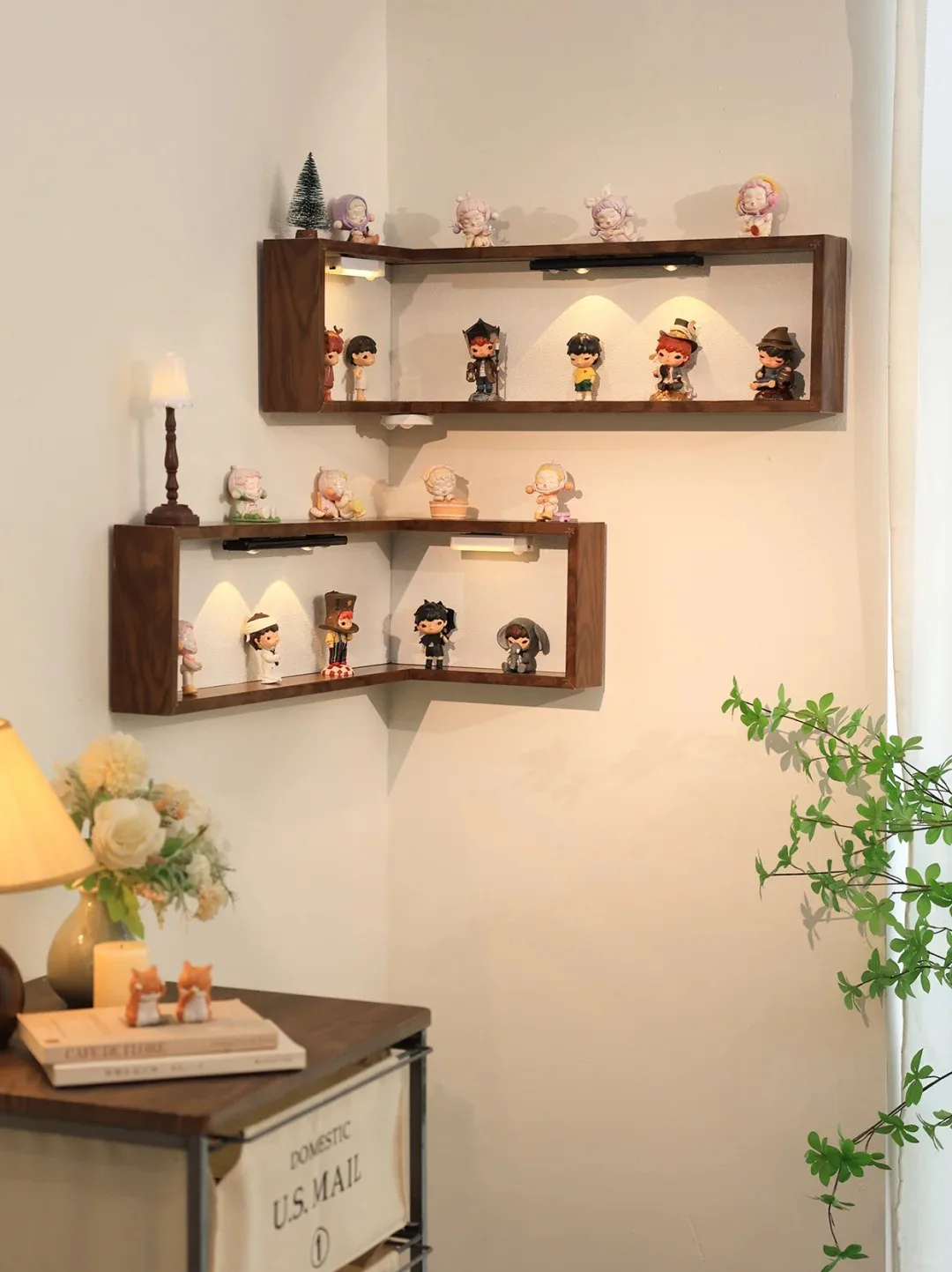コーナー展示ラック：穴あけ不要・防塵カバー付きのフィギュア収納に最適な木製ラック