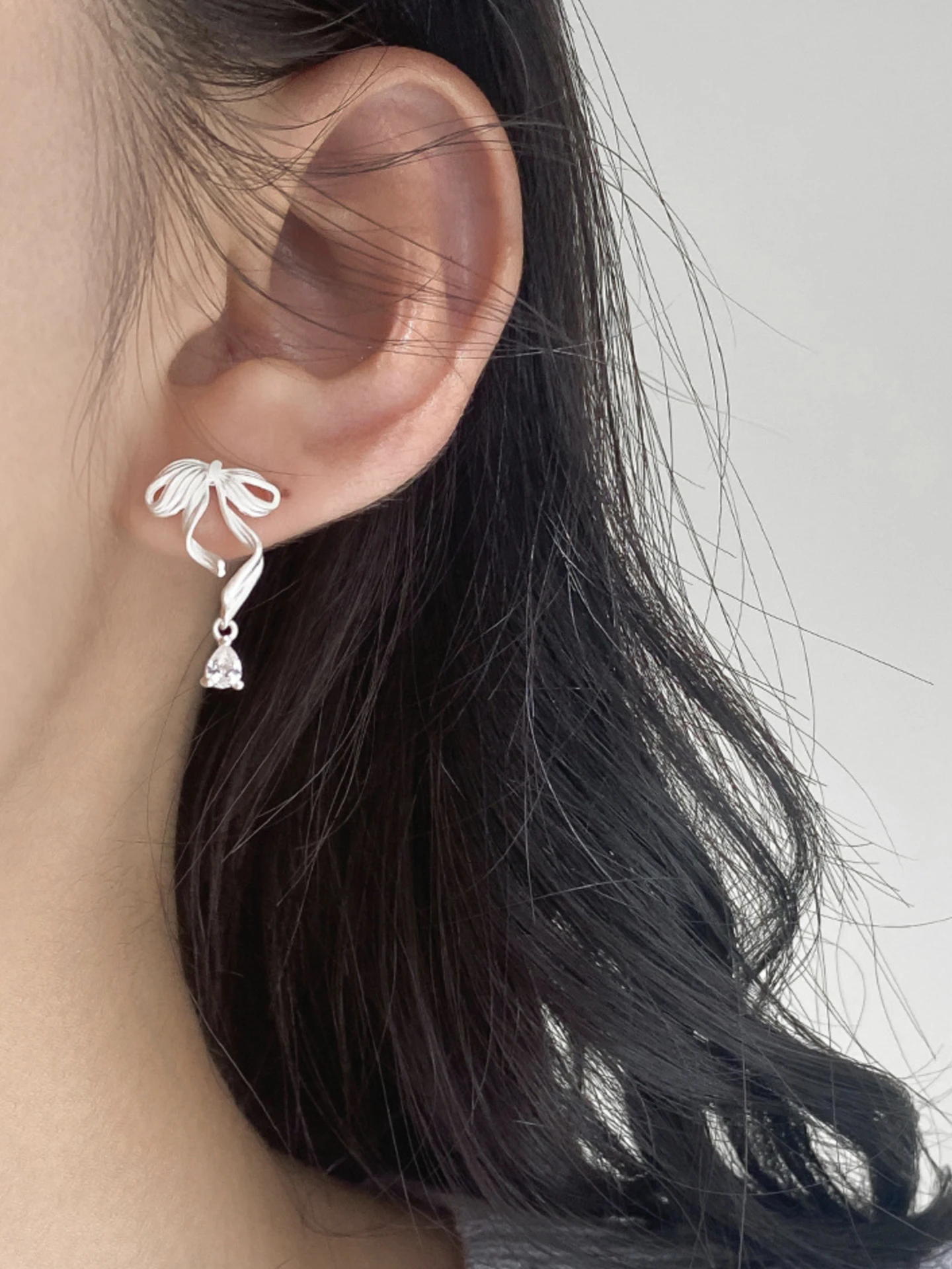 ピアス 誕生石 リボンデザインの蝶結びピアス：S925純銀製のエレガントな女性用アクセサリー